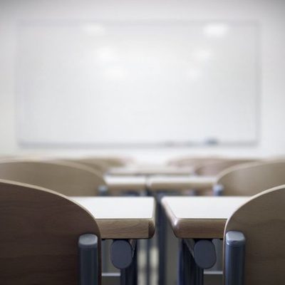 Leeres Klassenzimmer mit Schulbänken
