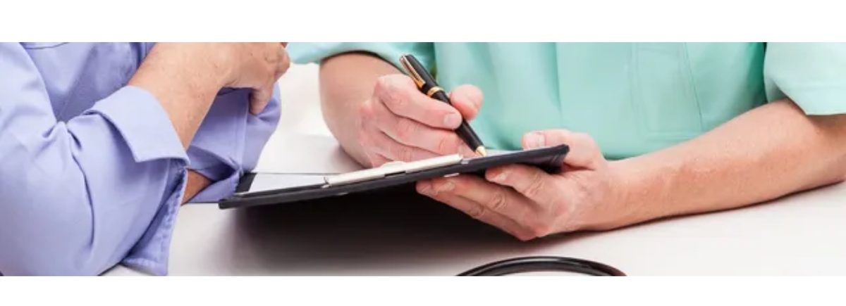 Ärztin und Patient besprechen gemeinsam den Anamnesebogen